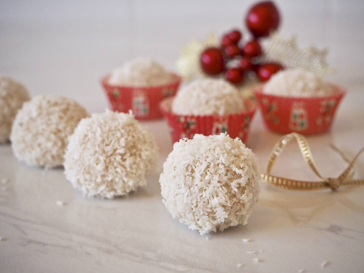 Christmas Snowballs | Paleo | Gluten-free | The JOYful Table